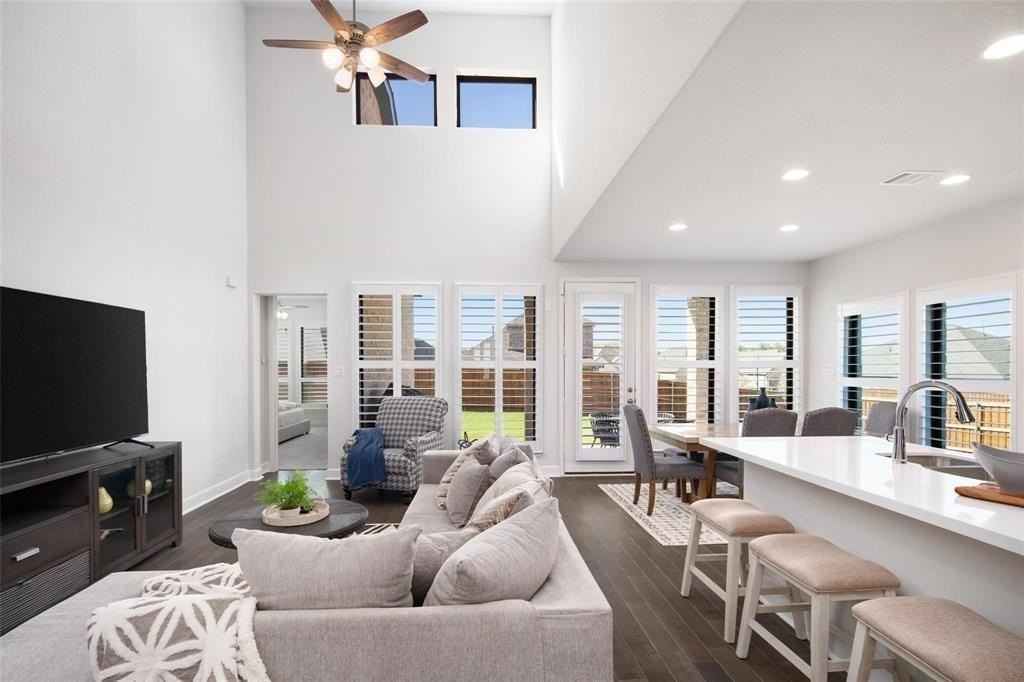 9600 Acorn Ln - Photo 4 of 34