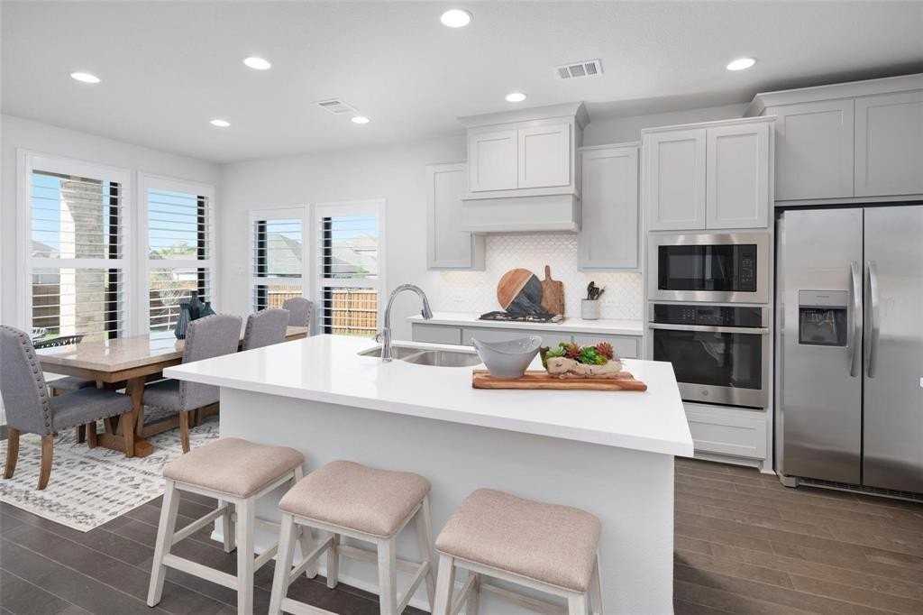 9600 Acorn Ln - Photo 7 of 34