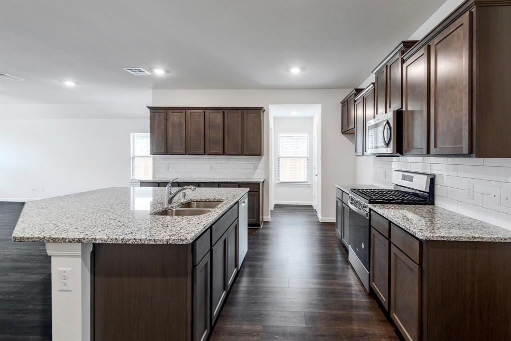 709 Smokey Trl - Photo 3 of 12