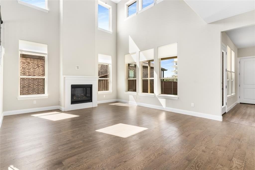 12261 Hesse Dr - Photo 4 of 36