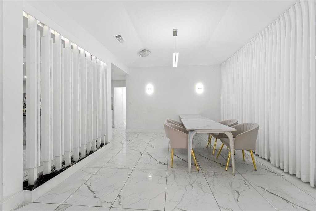 1403 Carriage Ln - Photo 5 of 21