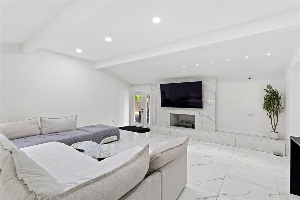 1403 Carriage Ln - Photo 6 of 21