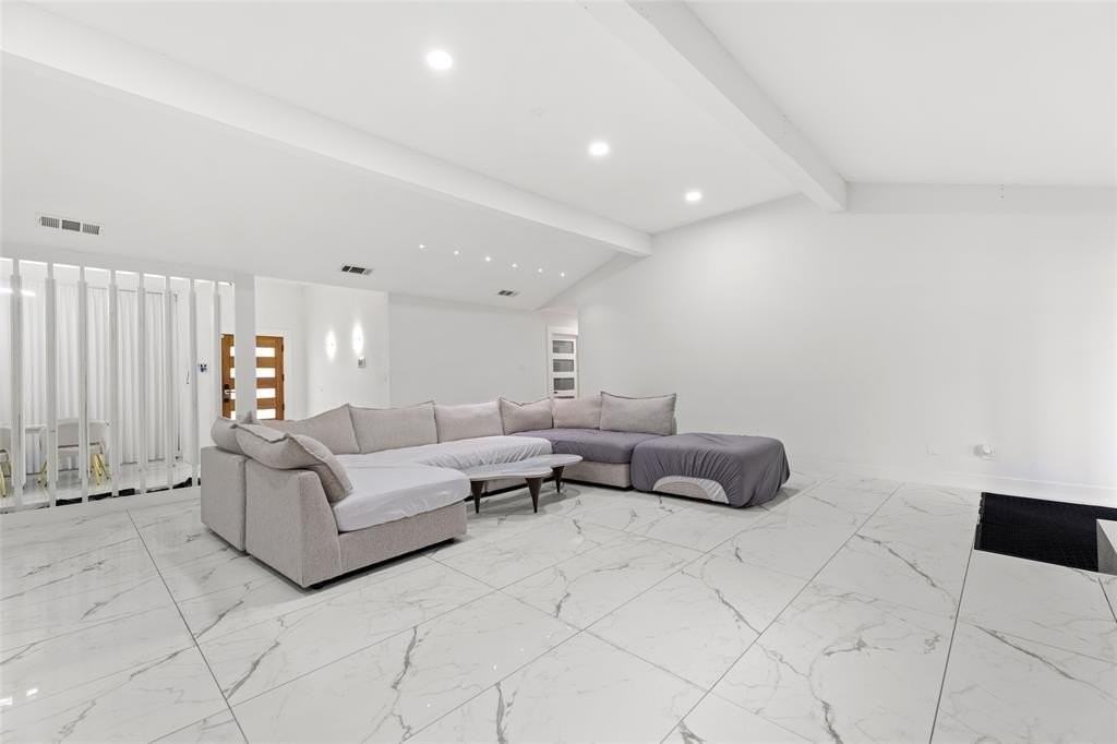 1403 Carriage Ln - Photo 7 of 21