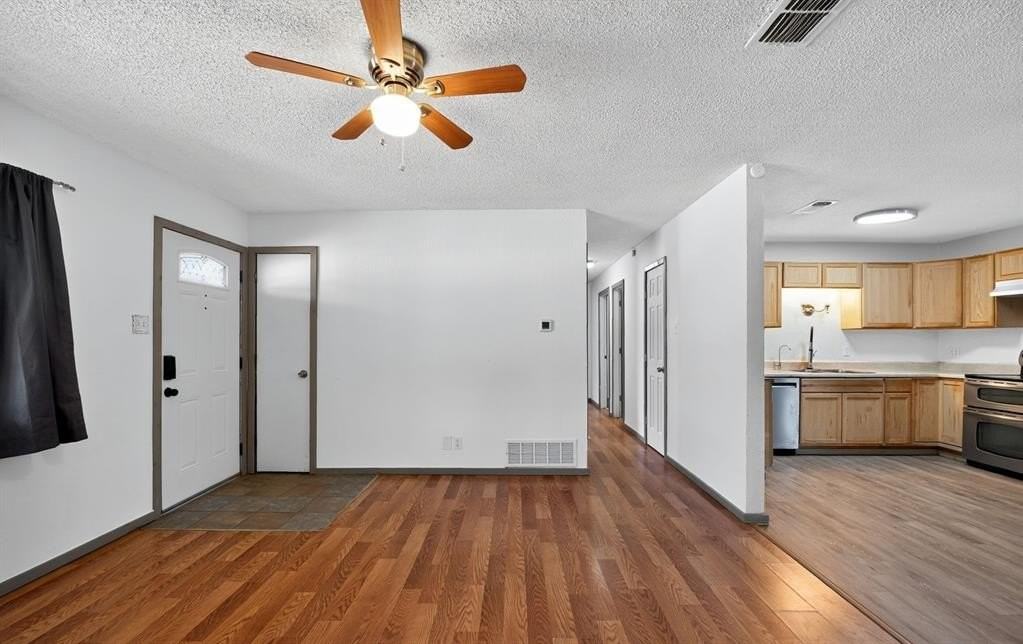 604 Fegan St - Photo 4 of 36