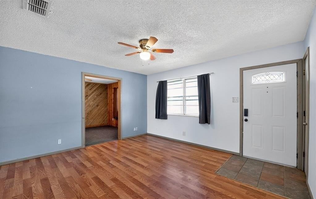 604 Fegan St - Photo 5 of 36