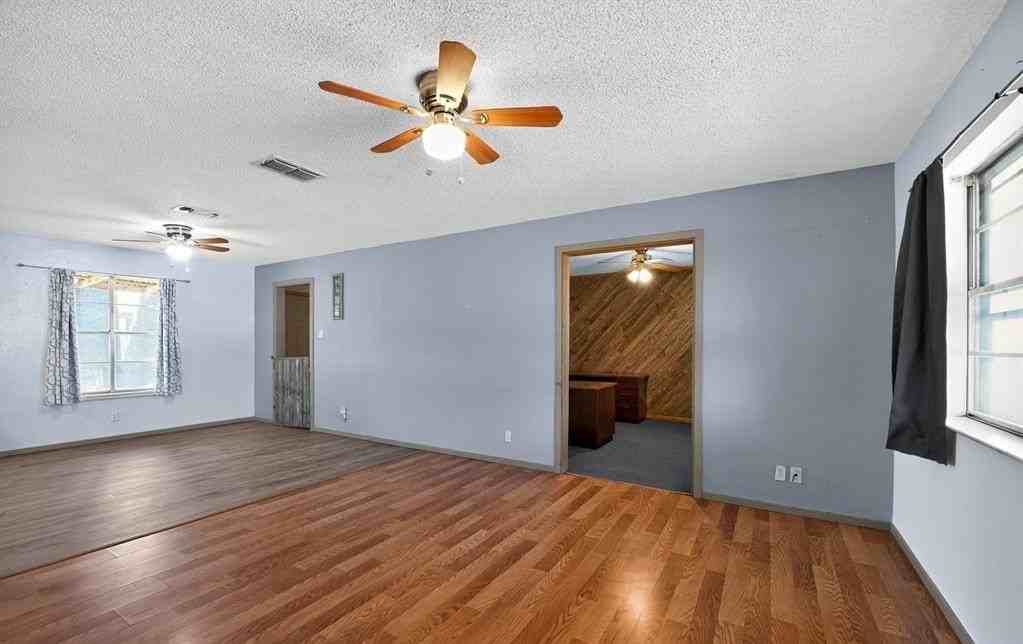 604 Fegan St - Photo 7 of 36