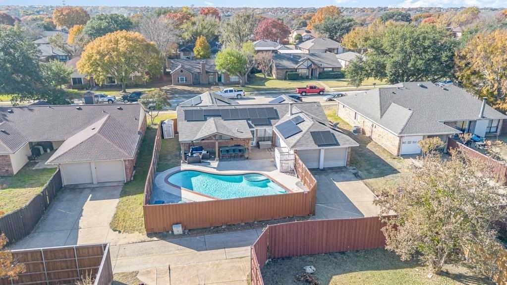 913 Sandhurst Dr - Photo 2 of 38