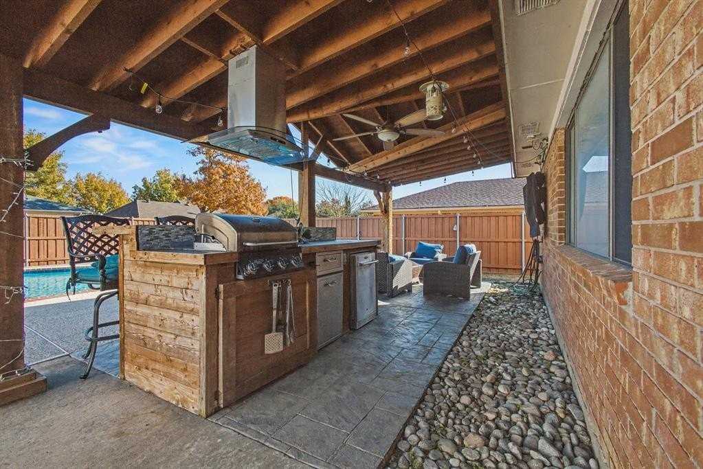 913 Sandhurst Dr - Photo 4 of 38