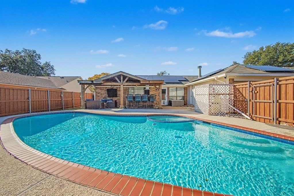 913 Sandhurst Dr - Photo 5 of 38