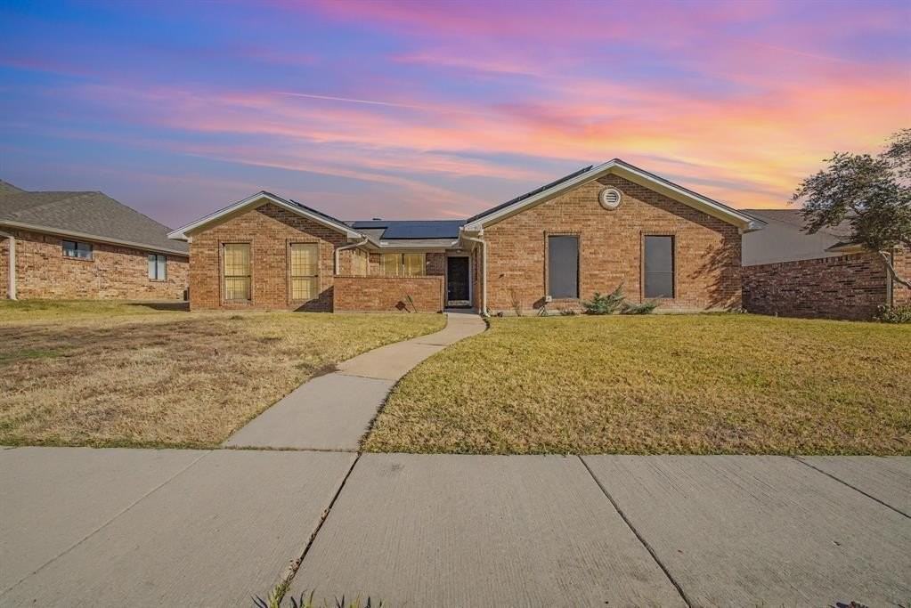 913 Sandhurst Dr - Photo 6 of 38