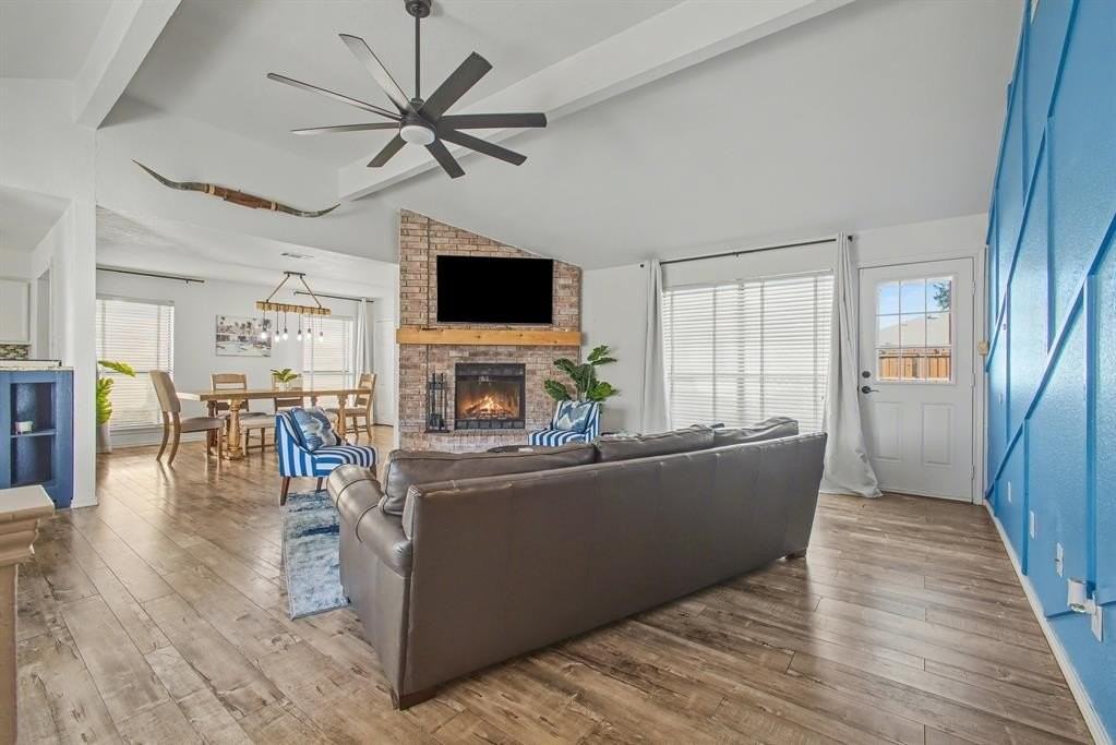 913 Sandhurst Dr - Photo 7 of 38