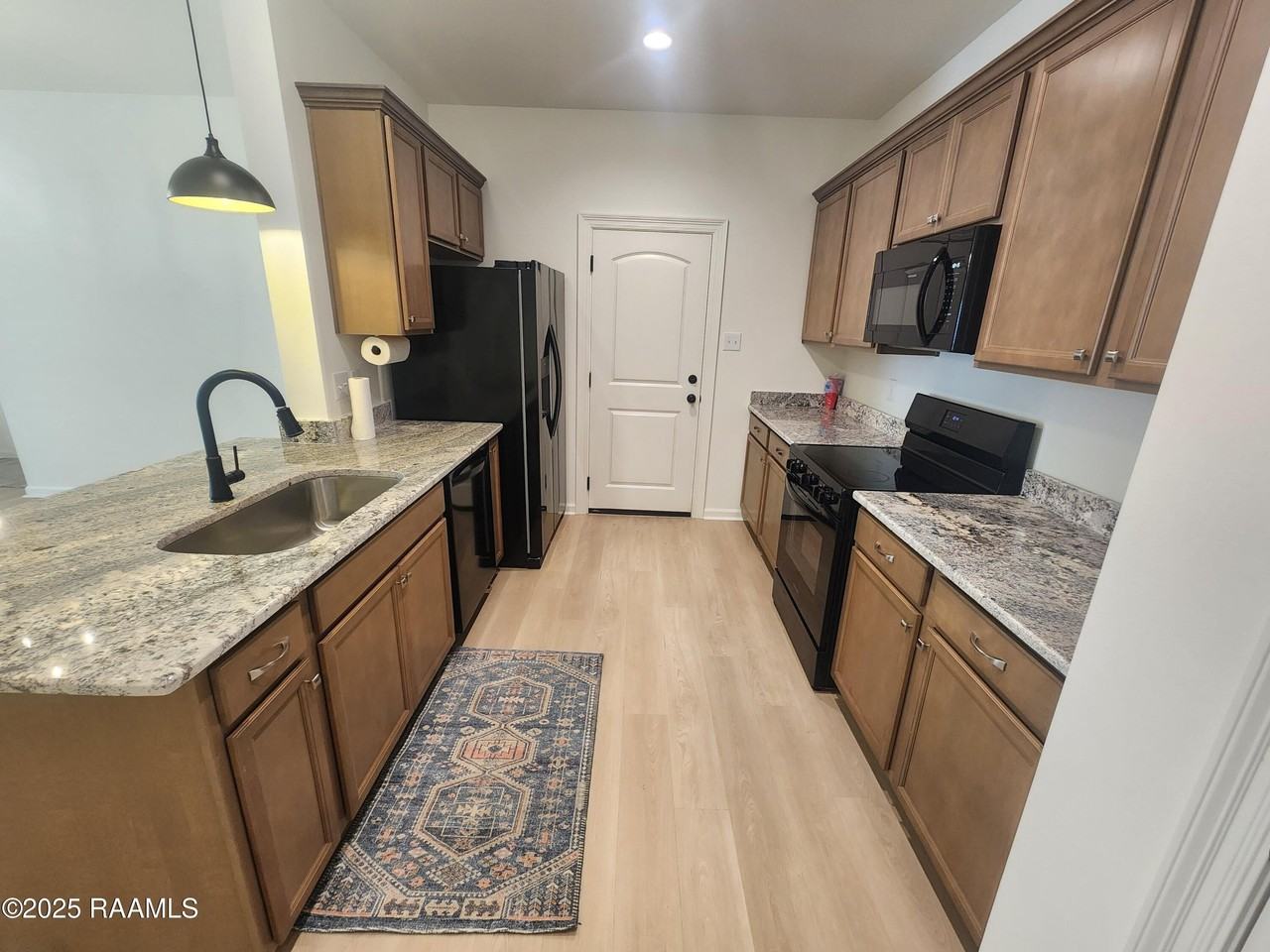 208 Stockbridge Ln - Photo 4 of 14