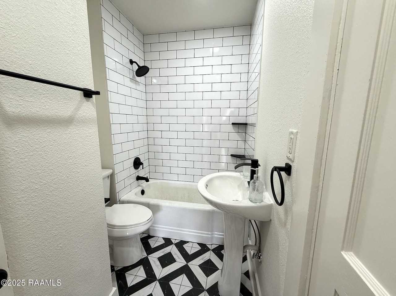 1014 Napoleon Ave - Photo 4 of 14