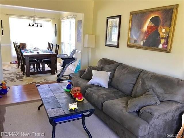 2790 Green Valley Dr - Photo 3 of 11