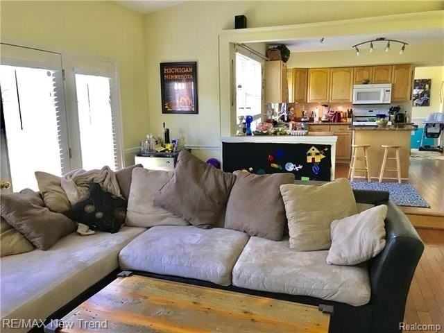 2790 Green Valley Dr - Photo 4 of 11