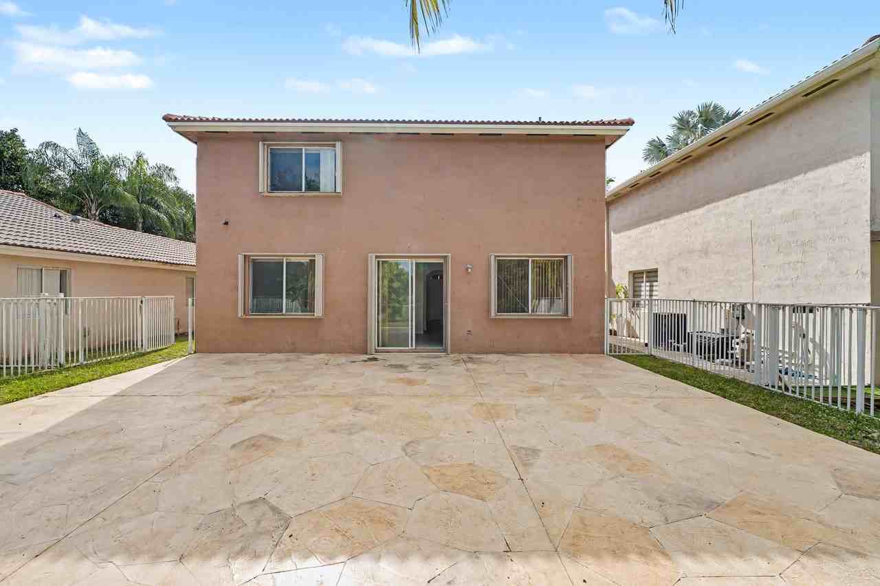 4015 Banyan Trails Dr - Photo 3 of 13