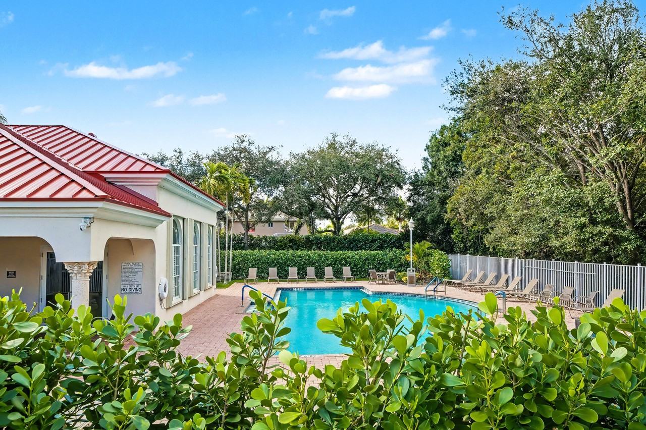 4015 Banyan Trails Dr - Photo 2 of 13