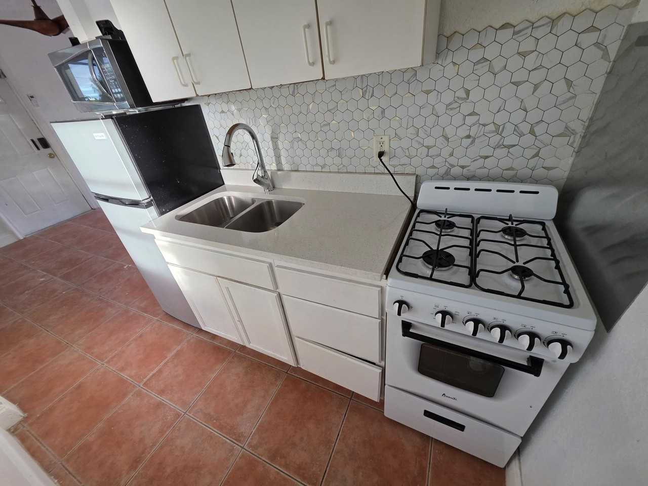 803 Selkirk St #1-2 - Photo 7 of 15