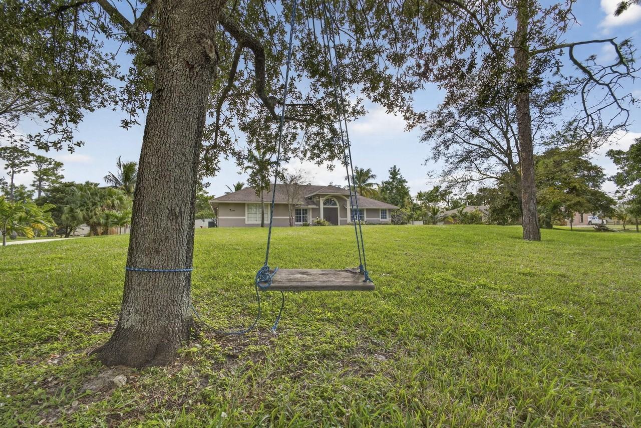 11646 63rd Ln N - Photo 2 of 50