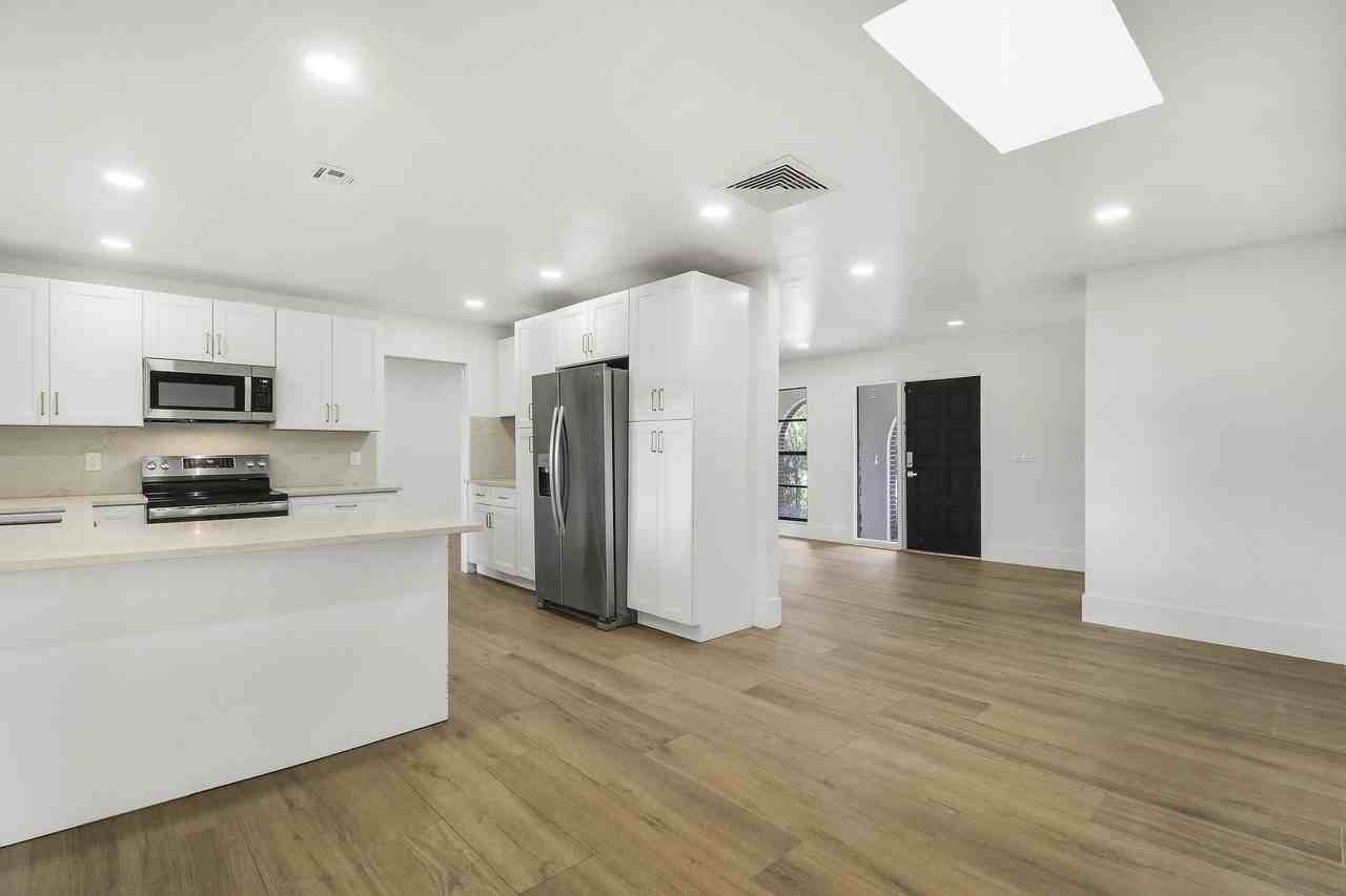 1009 Alamanda Dr - Photo 2 of 34