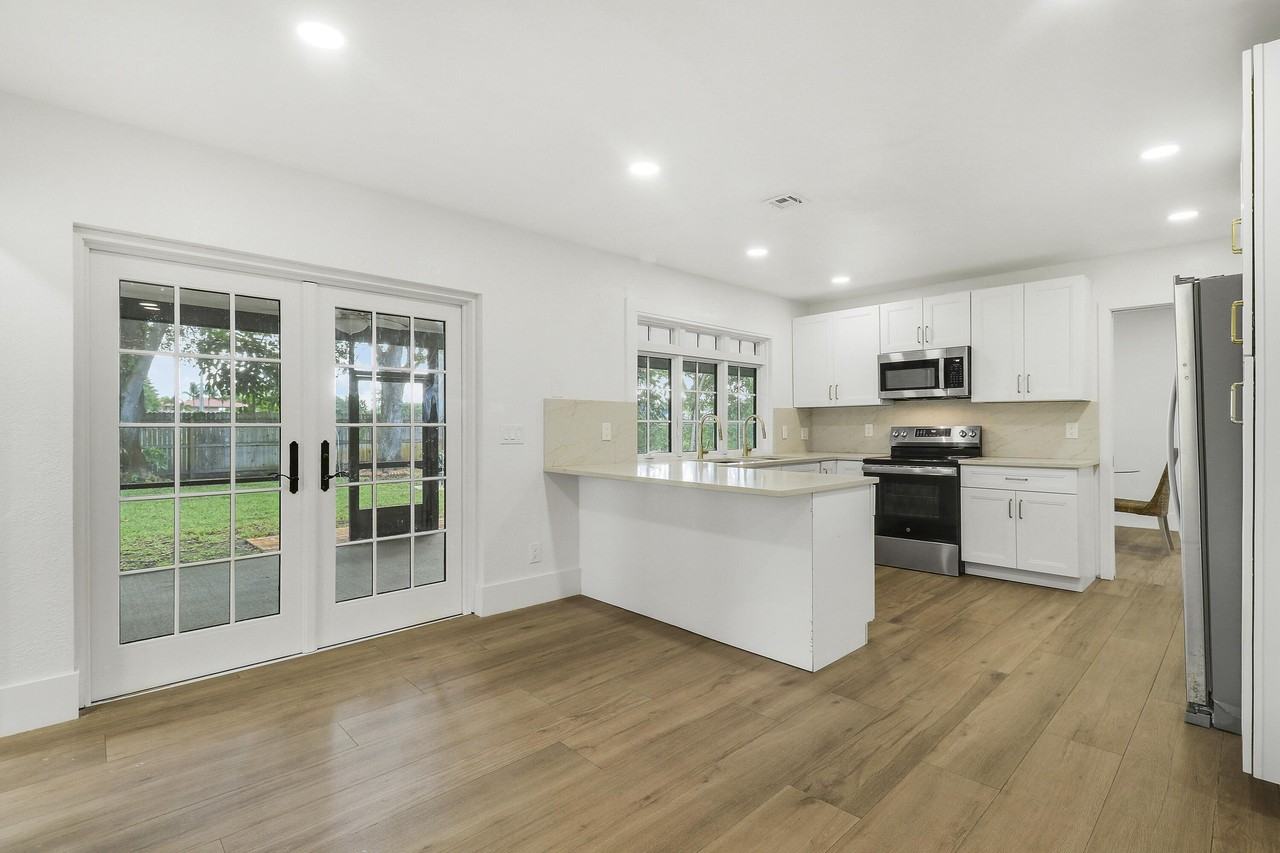 1009 Alamanda Dr - Photo 3 of 34