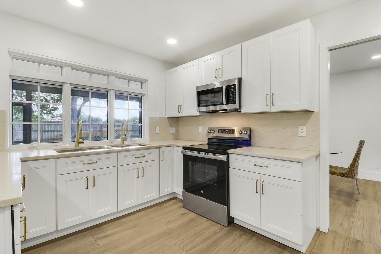 1009 Alamanda Dr - Photo 4 of 34