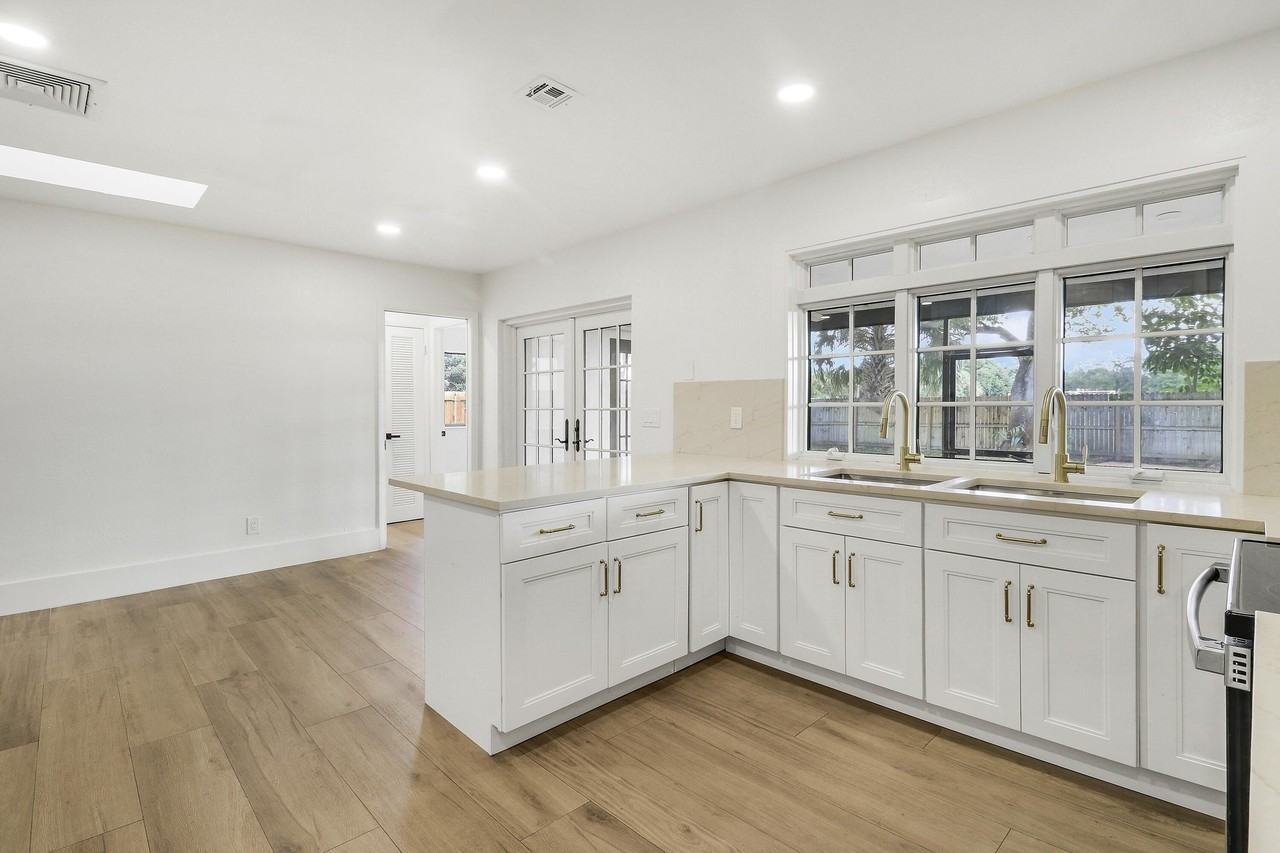 1009 Alamanda Dr - Photo 5 of 34