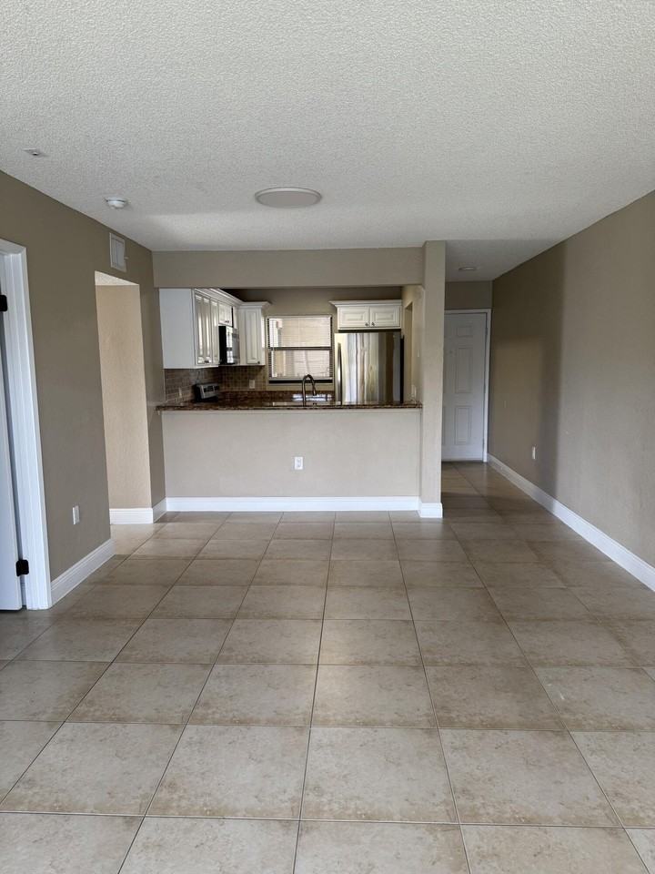 1540 Lake Crystal Dr #G - Photo 2 of 10