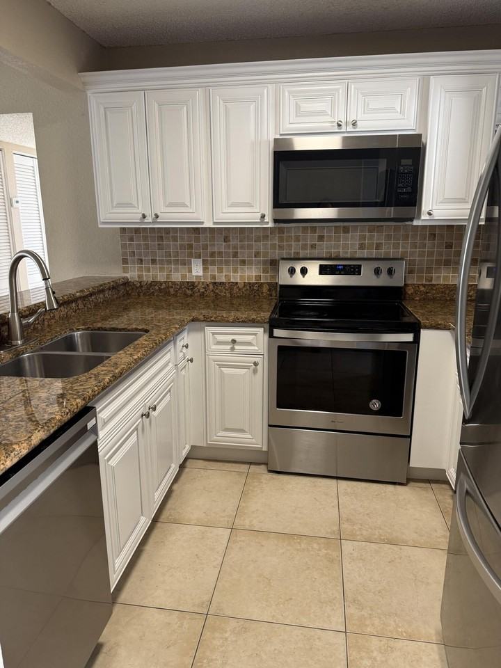 1540 Lake Crystal Dr #G - Photo 4 of 10