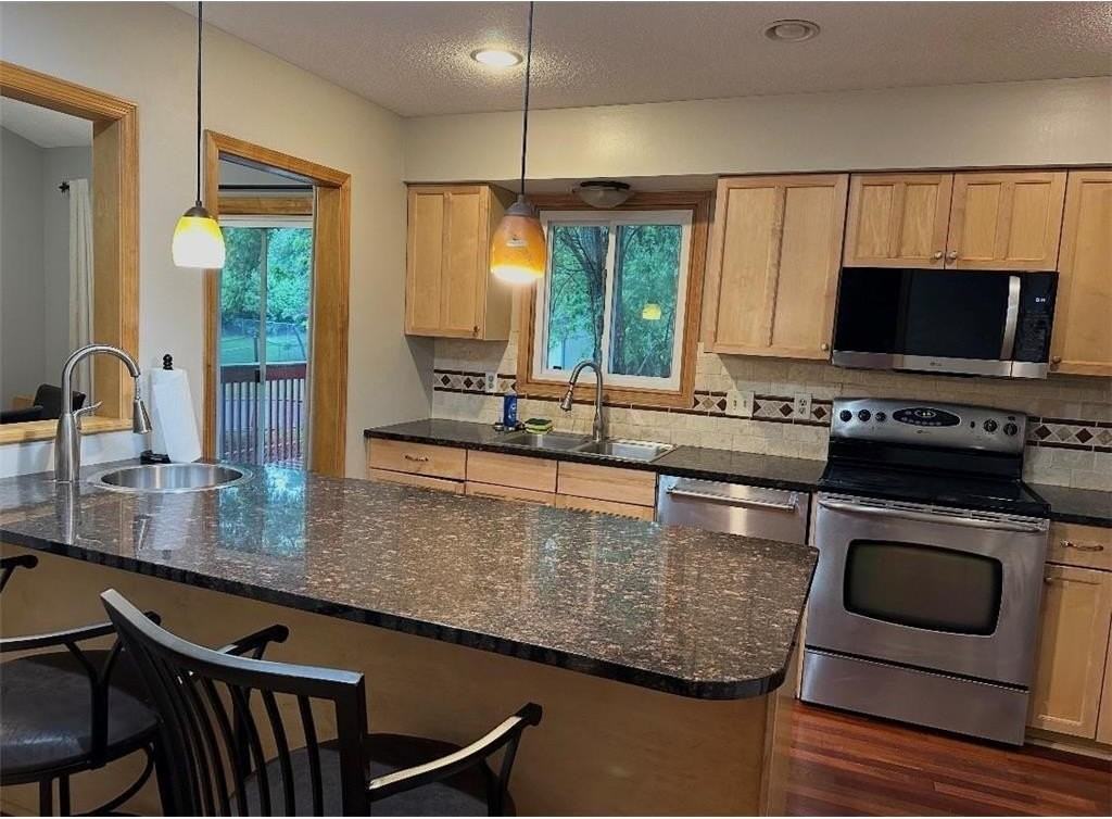 1657 Helena Rd N - Photo 3 of 16