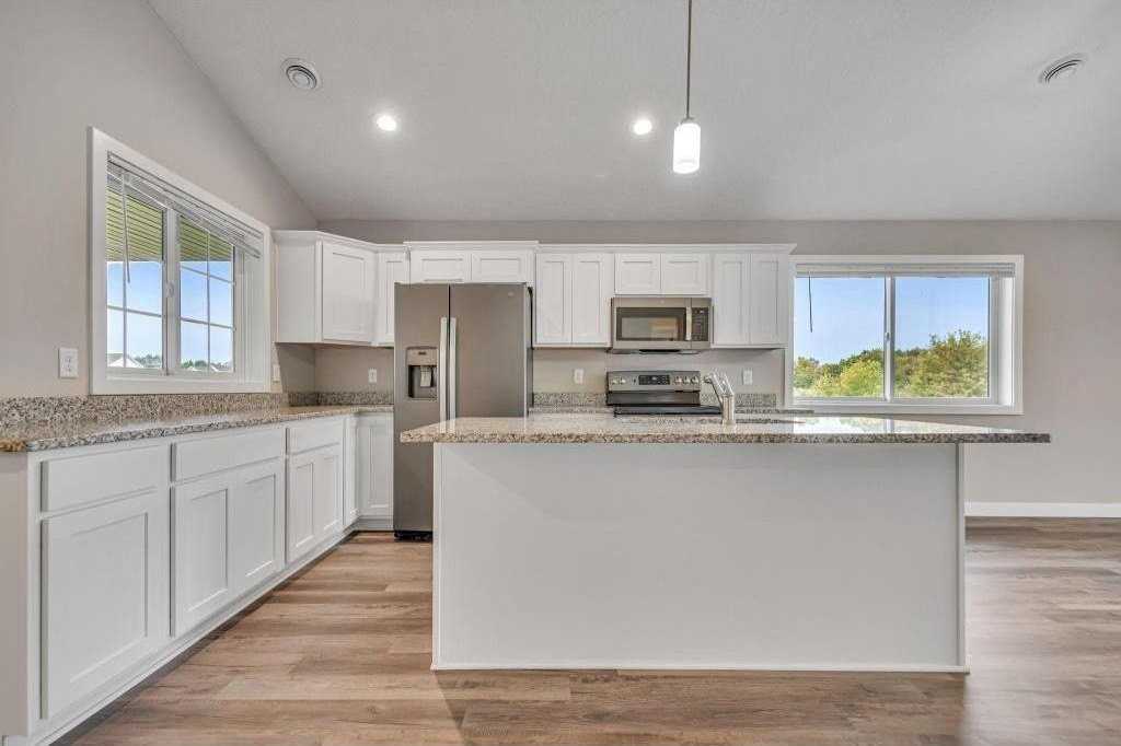 722 Hilltop Ln - Photo 3 of 28