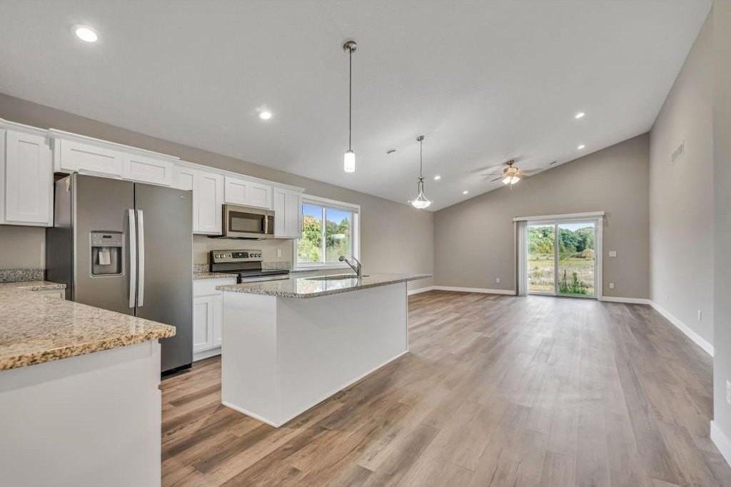 722 Hilltop Ln - Photo 4 of 28