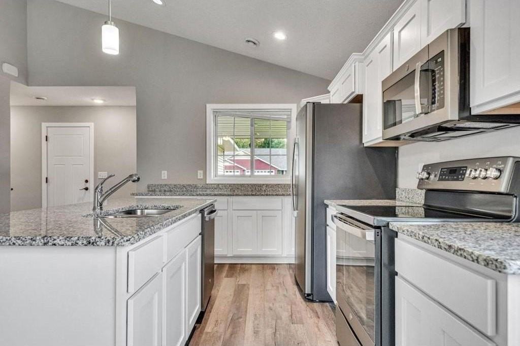 722 Hilltop Ln - Photo 6 of 28