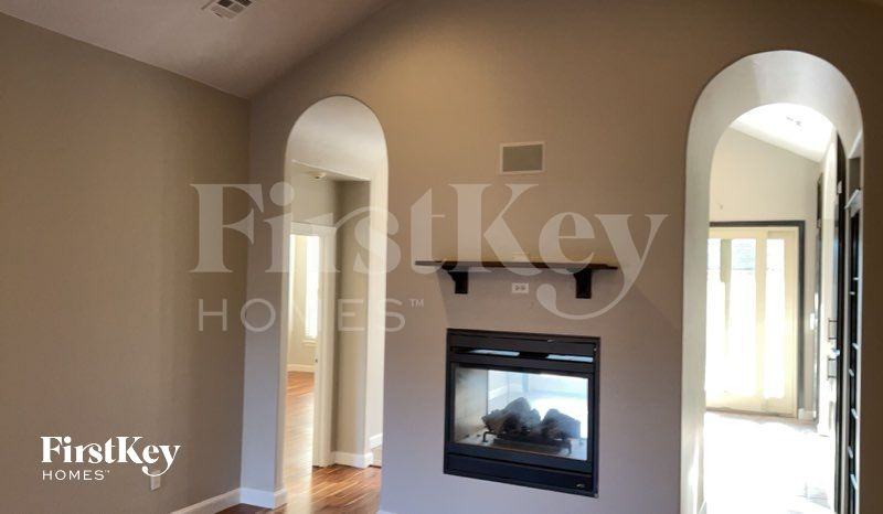 17313 Ridgewood Dr - Photo 2 of 11