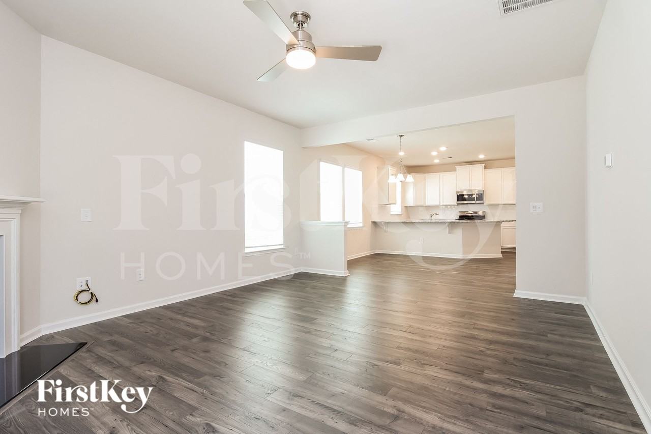 406 Ashborne Ln - Photo 4 of 16