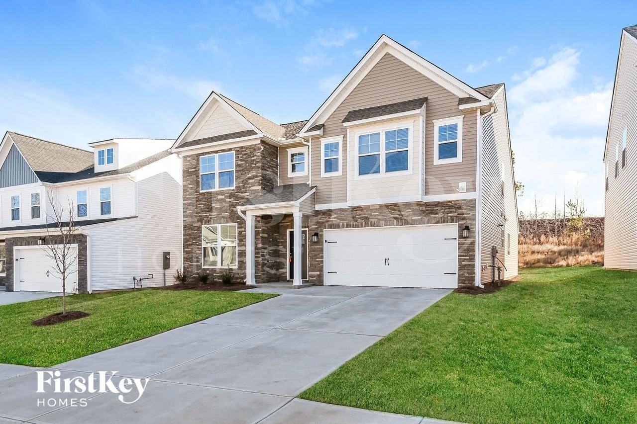 562 Hillpark Ln - Photo 2 of 15