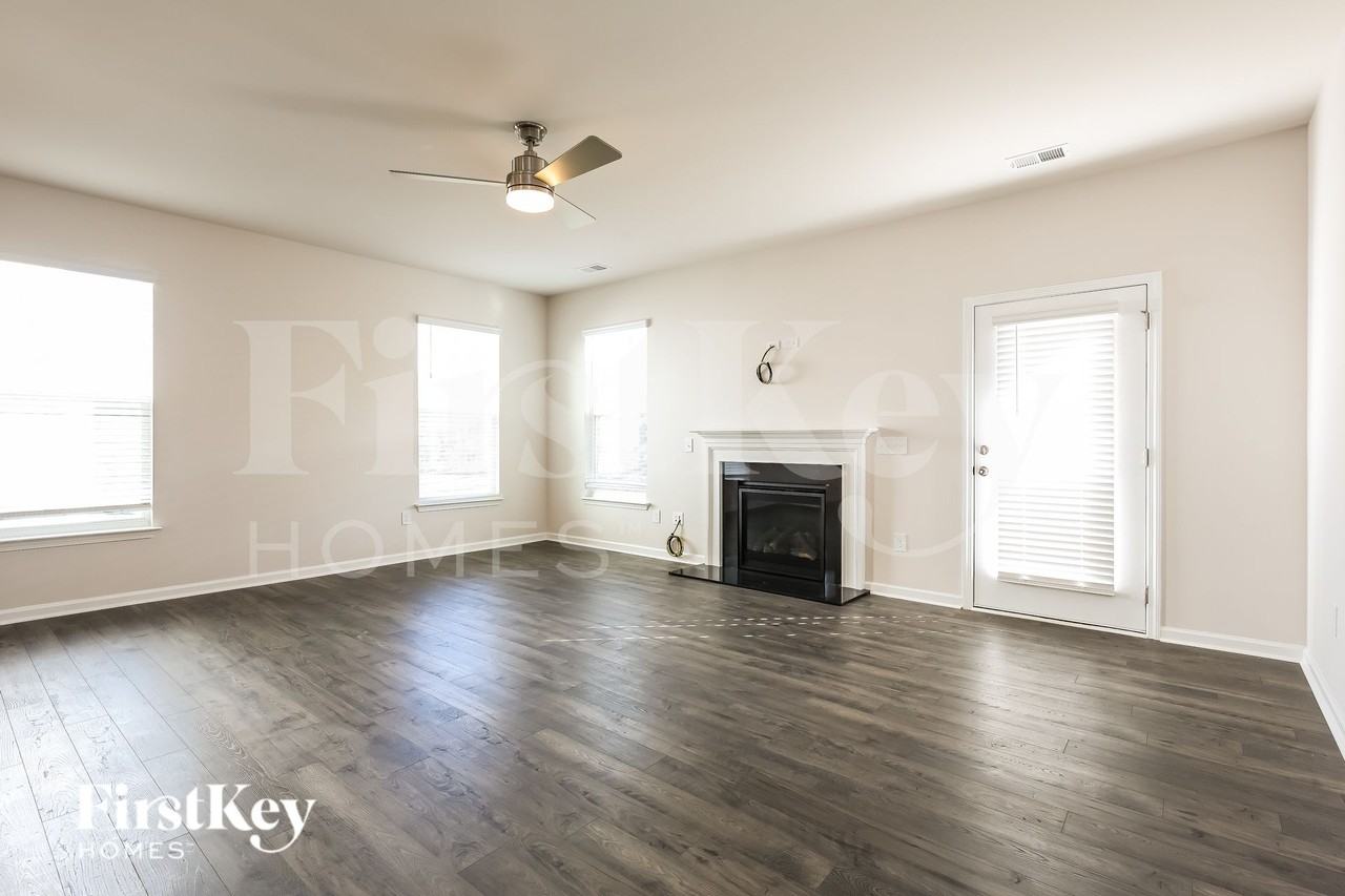 562 Hillpark Ln - Photo 3 of 15