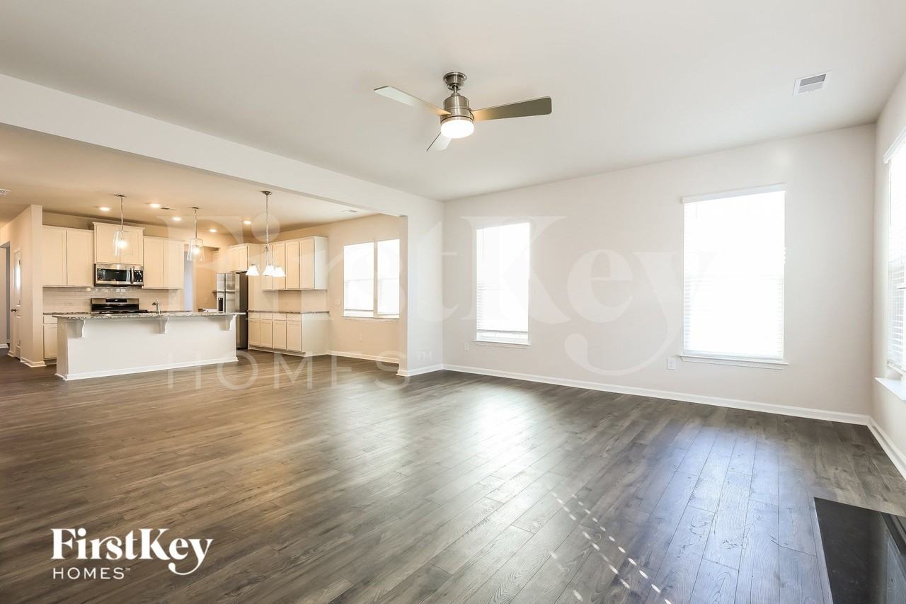 562 Hillpark Ln - Photo 4 of 15