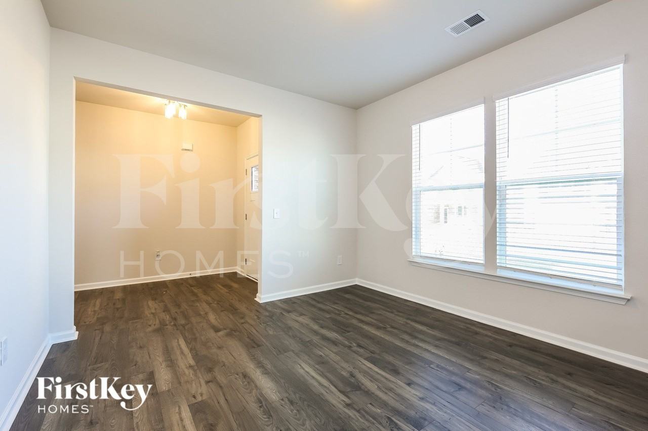 562 Hillpark Ln - Photo 5 of 15