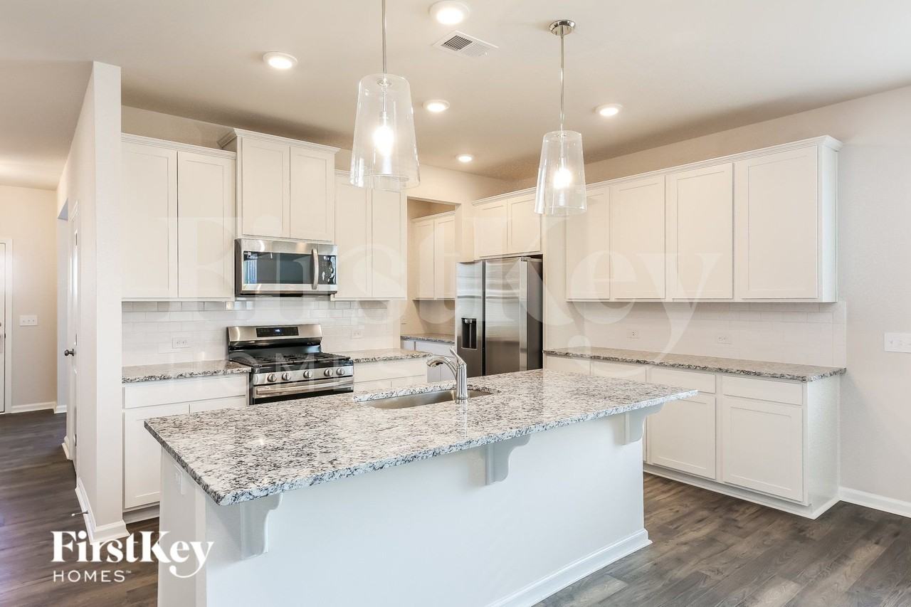 562 Hillpark Ln - Photo 6 of 15