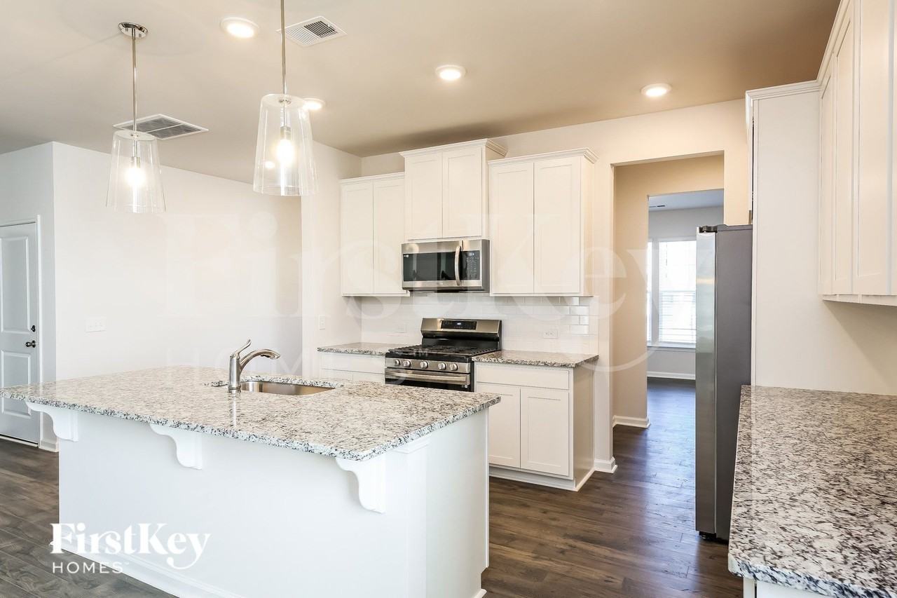 562 Hillpark Ln - Photo 7 of 15