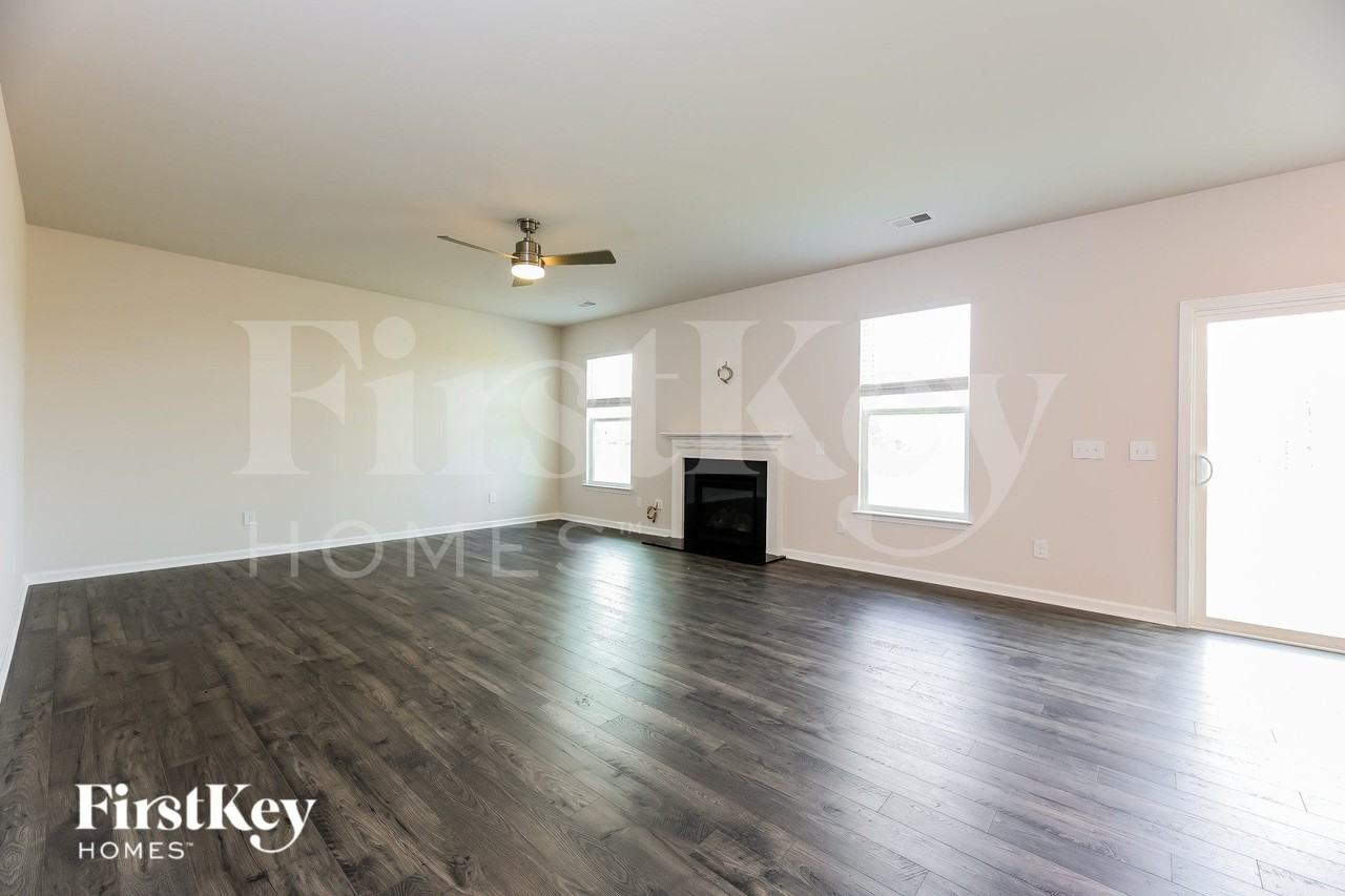 569 Hillpark Ln - Photo 3 of 15