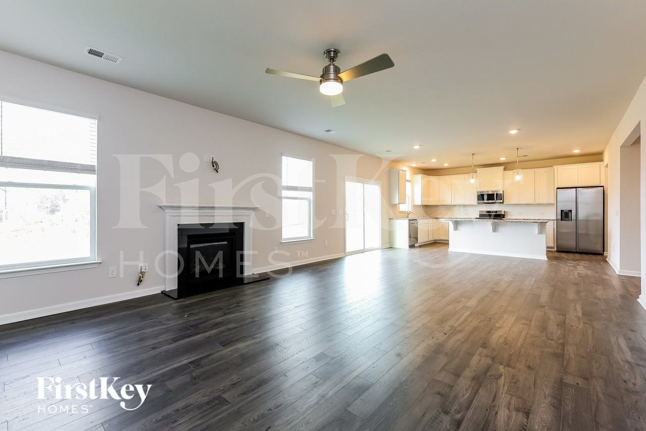 569 Hillpark Ln - Photo 4 of 15