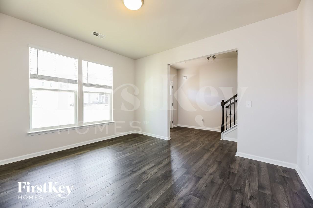 569 Hillpark Ln - Photo 7 of 15