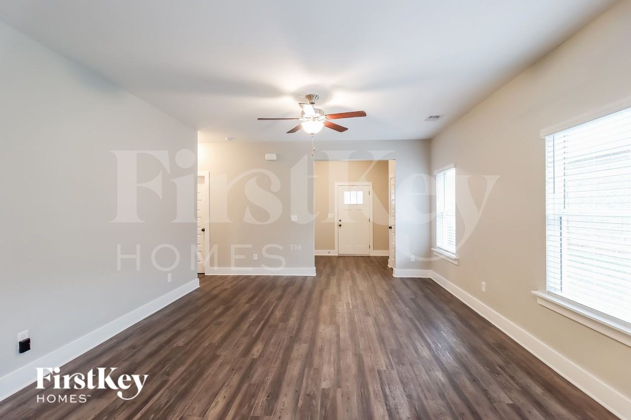 1376 Woodridge Pl - Photo 4 of 15