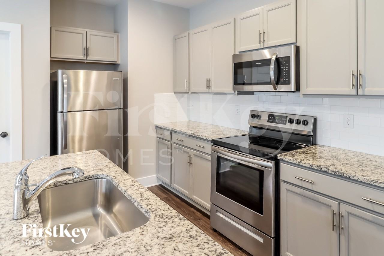 1376 Woodridge Pl - Photo 7 of 15