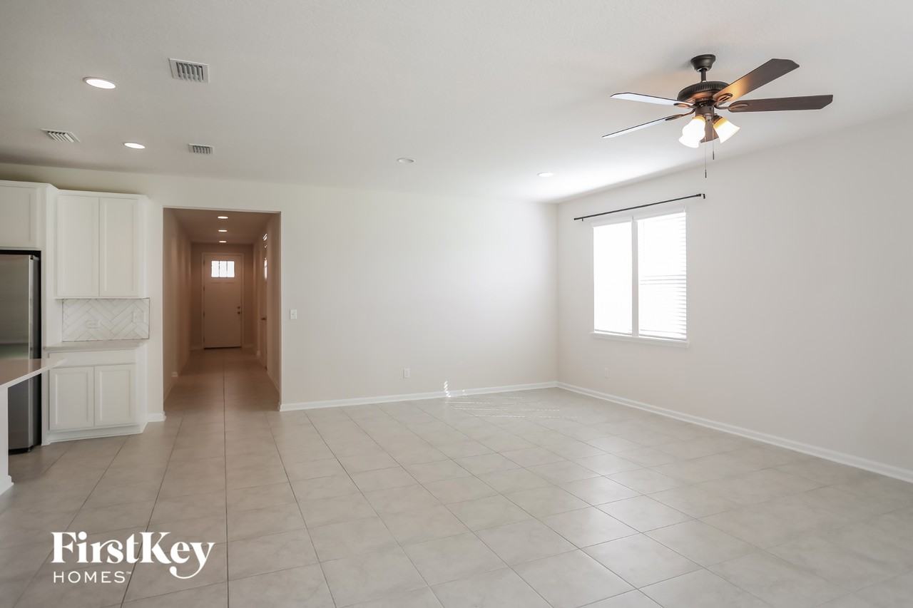 2103 Amberly Dr - Photo 4 of 15