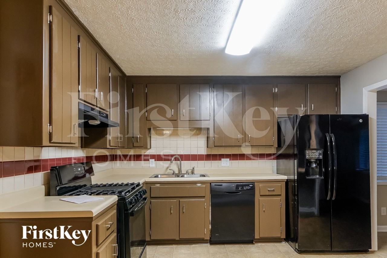 5292 Clarkview Dr - Photo 6 of 15