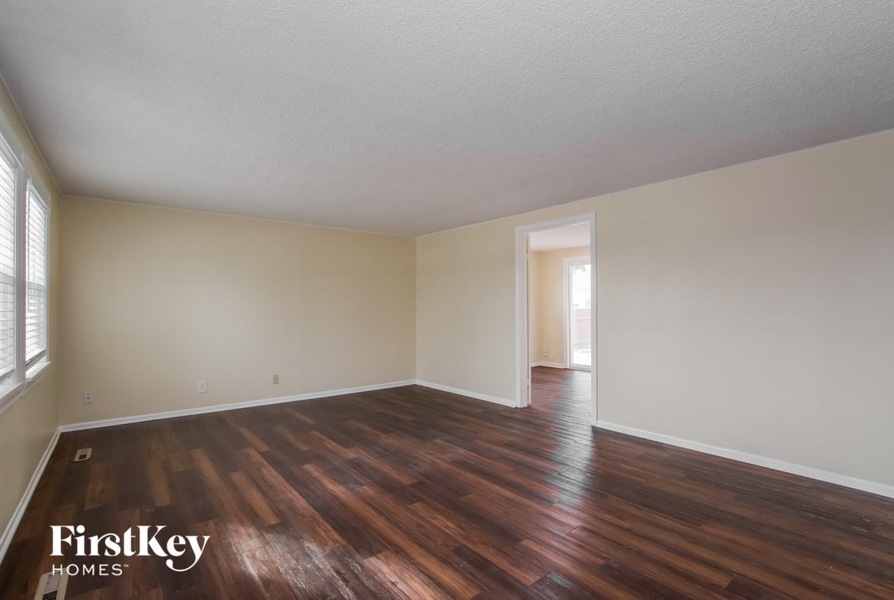 728 Jackson Ave - Photo 3 of 15