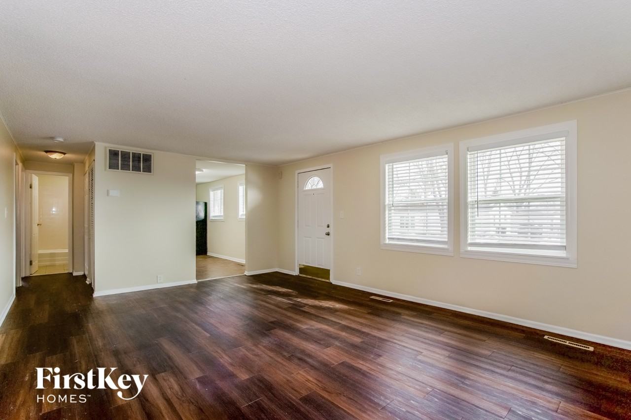 728 Jackson Ave - Photo 5 of 15